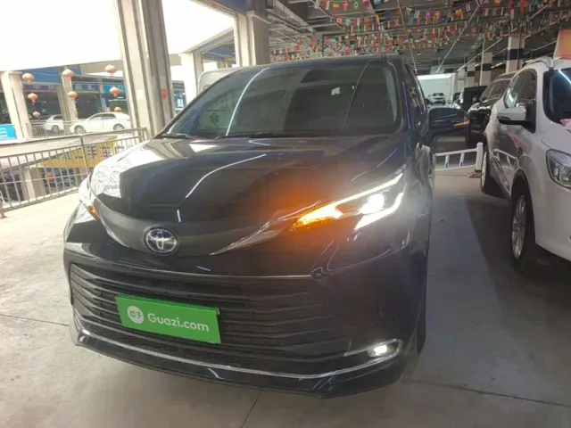 Toyota Sienna — Фото автомобиля 2
