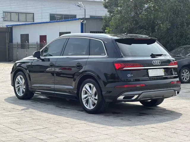 Audi Q7 — Фото автомобиля 9