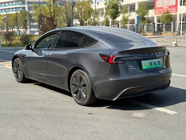 Tesla Model 3 — Фото автомобиля 9