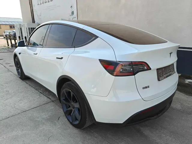 Tesla Model Y — Фото автомобиля 6