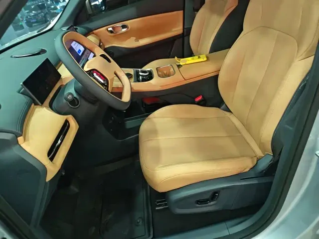 Geely Galaxy Starship 7 EM-i — Фото автомобиля 14