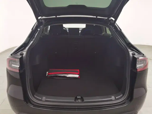 Tesla Model Y — Фото автомобиля 16