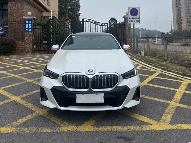 Фотография автомобиля — BMW 5 Series
