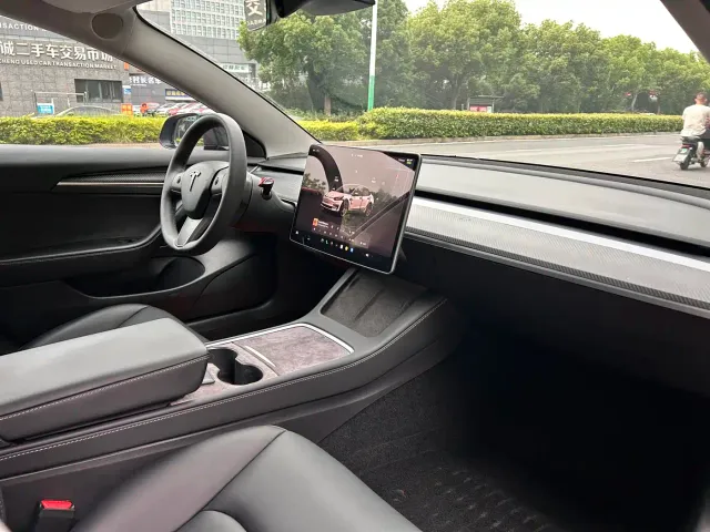 Tesla Model 3 — Фото автомобиля 17