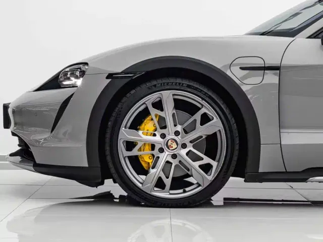 Porsche Taycan — Фото автомобиля 17