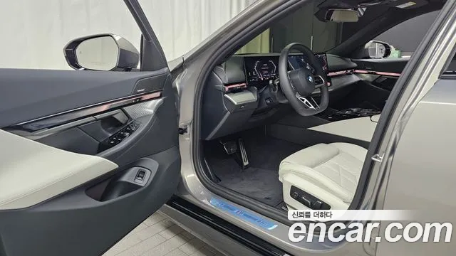 BMW 5 Series G60 — Фото автомобиля 15