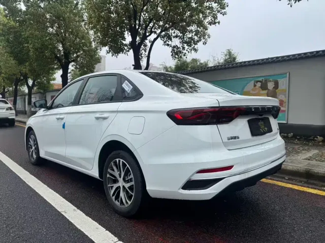Geely Emgrand — Фото автомобиля 7