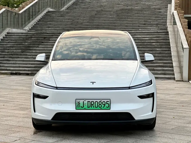 Tesla Model Y L — Фото автомобиля 2