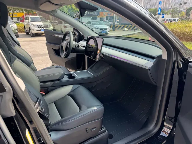 Tesla Model Y — Фото автомобиля 12