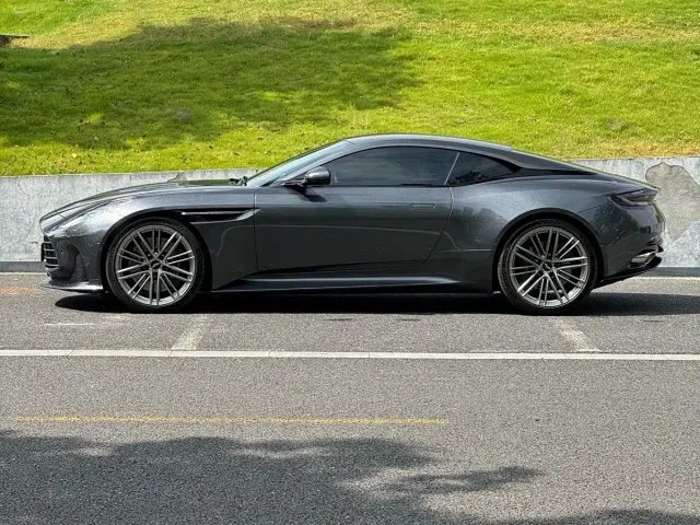 Aston Martin DB12 — Фото автомобиля 9
