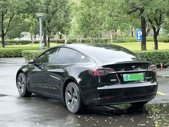 Tesla Model 3 — Фото автомобиля 23