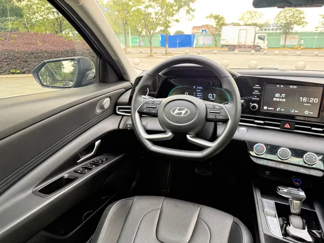 Hyundai Elantra — Фото автомобиля 15
