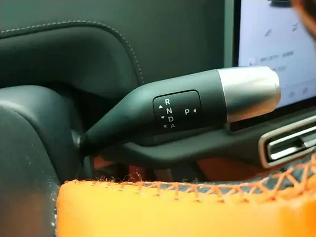 Li Auto L8 — Фото автомобиля 13