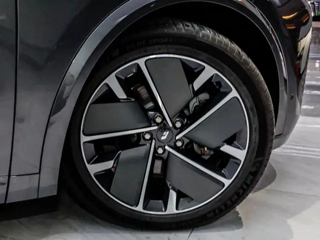 Li Auto L8 — Фото автомобиля 7