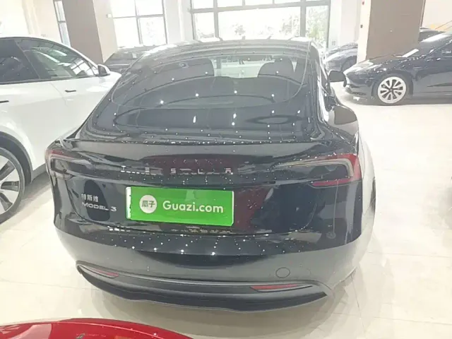 Tesla Model 3 — Фото автомобиля 5