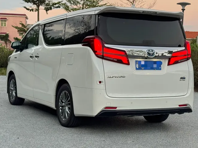 Toyota Alphard — Фото автомобиля 6