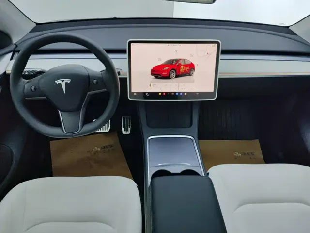 Tesla Model Y — Фото автомобиля 12