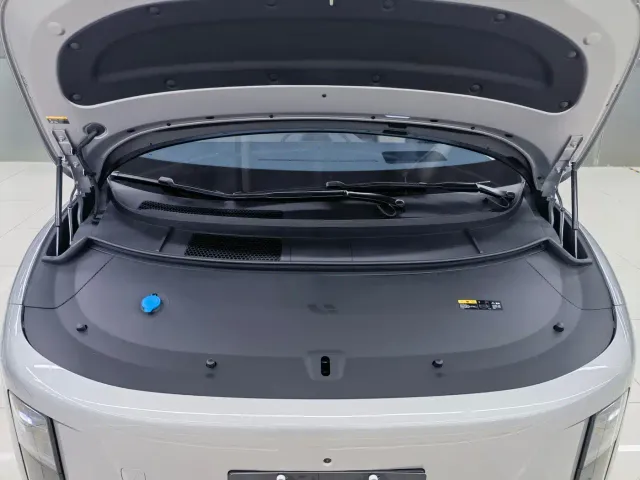 Li Auto i8 — Фото автомобиля 18
