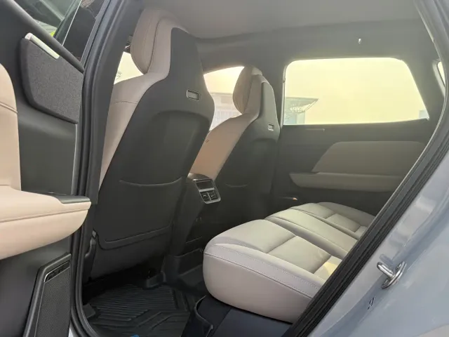 Volvo XC70 Plug-in Hybrid — Фото автомобиля 12