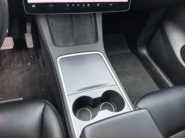 Tesla Model Y — Фото автомобиля 13