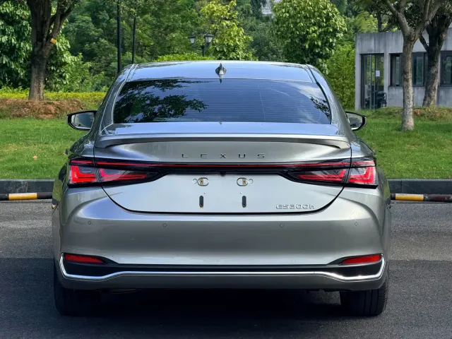 Lexus ES — Фото автомобиля 4