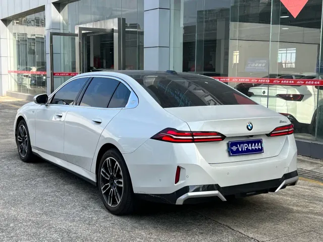 BMW 5 Series — Фото автомобиля 4
