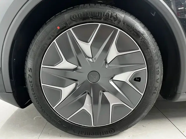 Tesla Model Y L — Фото автомобиля 7