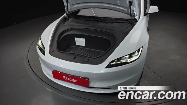 Tesla Model 3 — Фото автомобиля 9