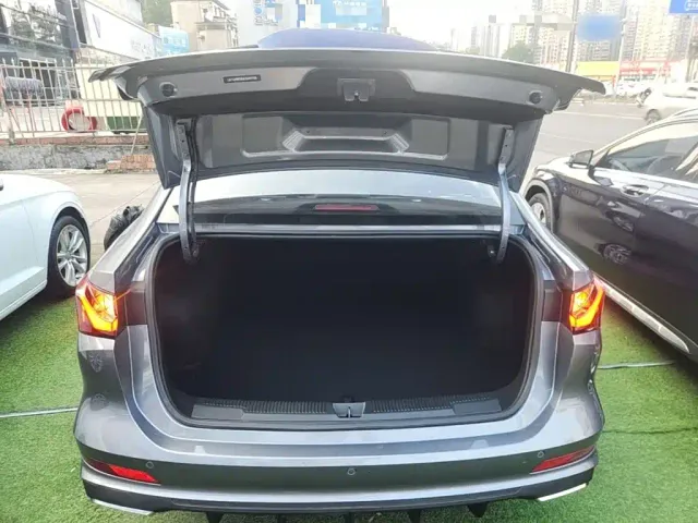 Roewe i5 — Фото автомобиля 18