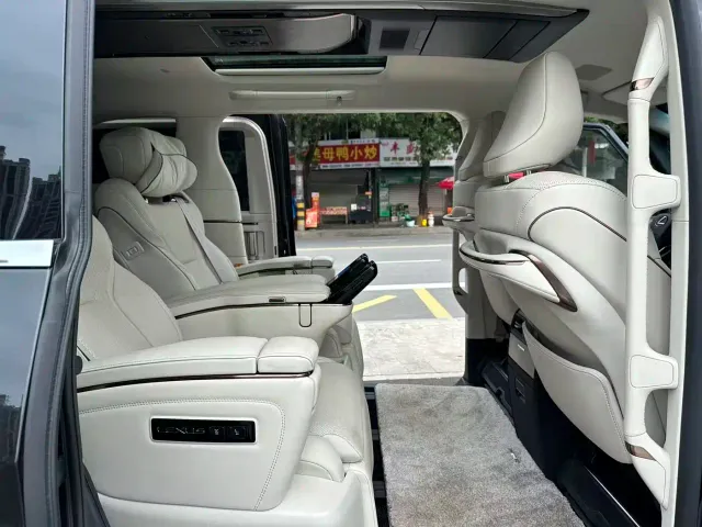 Lexus LM — Фото автомобиля 8