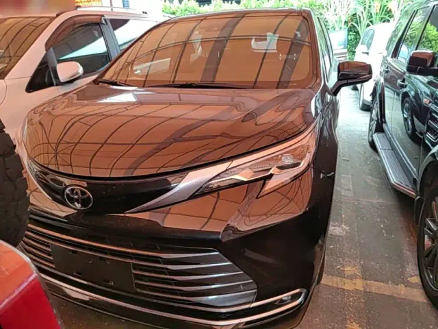Toyota Sienna — Фото автомобиля 2
