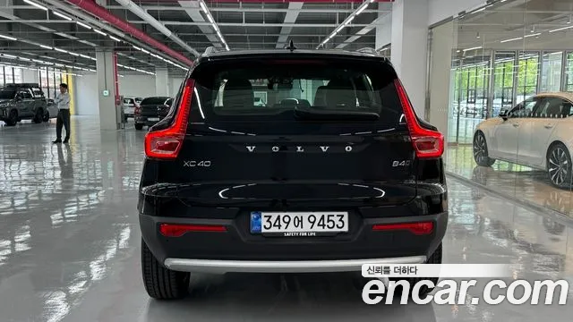 Вольво XC40 B4 Ultra Bright — Фото автомобиля 4