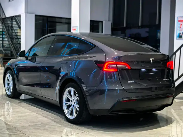 Tesla Model Y — Фото автомобиля 6