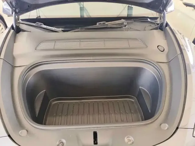 Tesla Model Y — Фото автомобиля 3