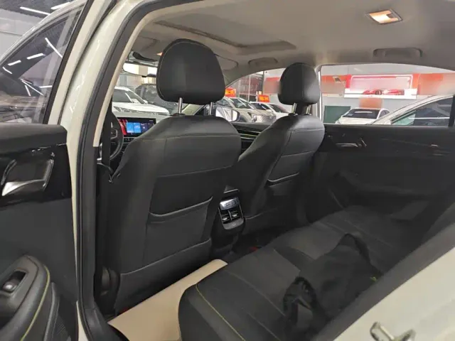 Roewe i5 — Фото автомобиля 16