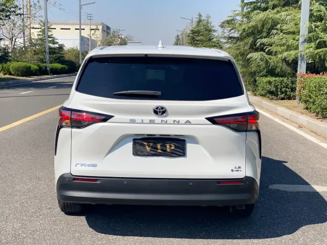 Toyota Sienna — Фото автомобиля 6