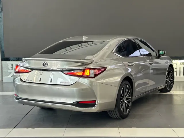 Lexus ES — Фото автомобиля 4