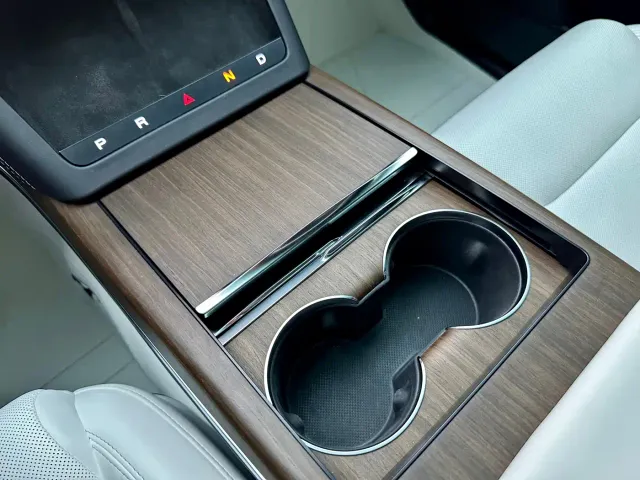 Tesla Model X — Фото автомобиля 18