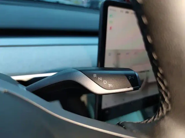Tesla Model Y — Фото автомобиля 13