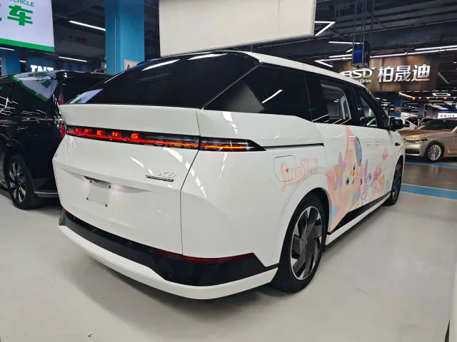 Xpeng X9 — Фото автомобиля 7