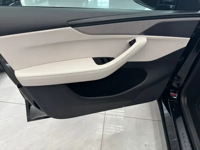 Tesla Model Y L — Фото автомобиля 10