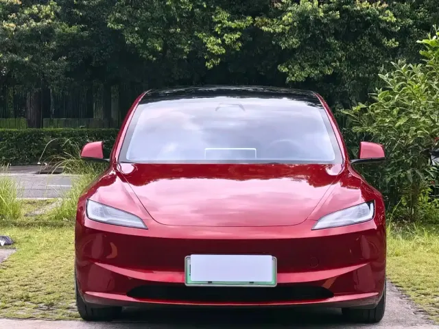 Tesla Model 3 — Фото автомобиля 3