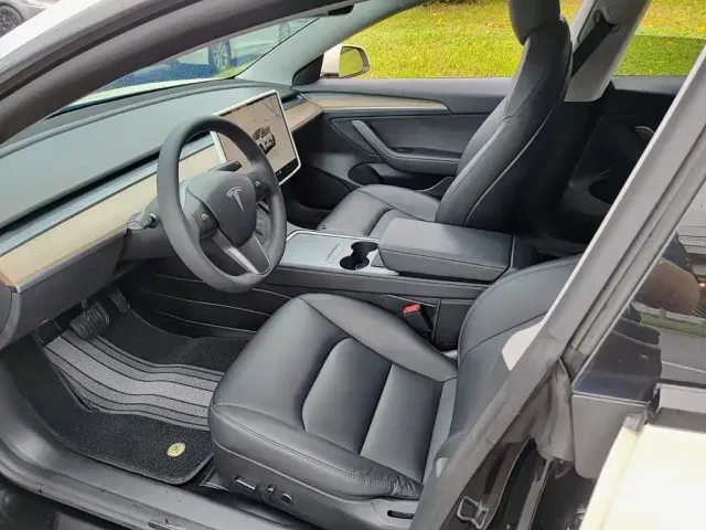 Tesla Model 3 — Фото автомобиля 7