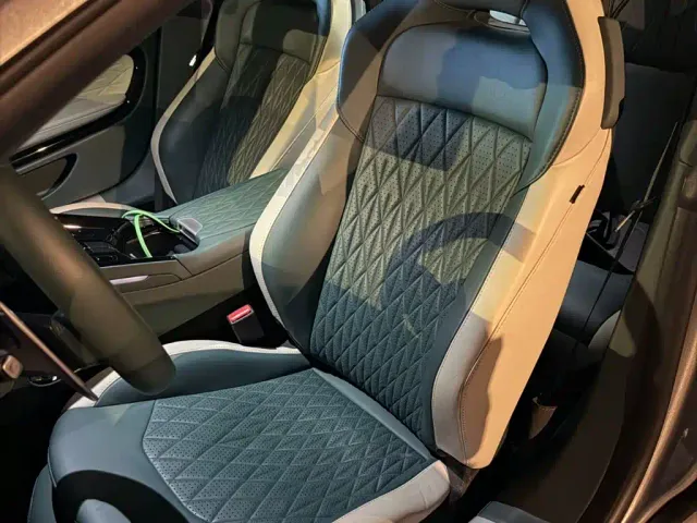 Aston Martin DB12 — Фото автомобиля 9