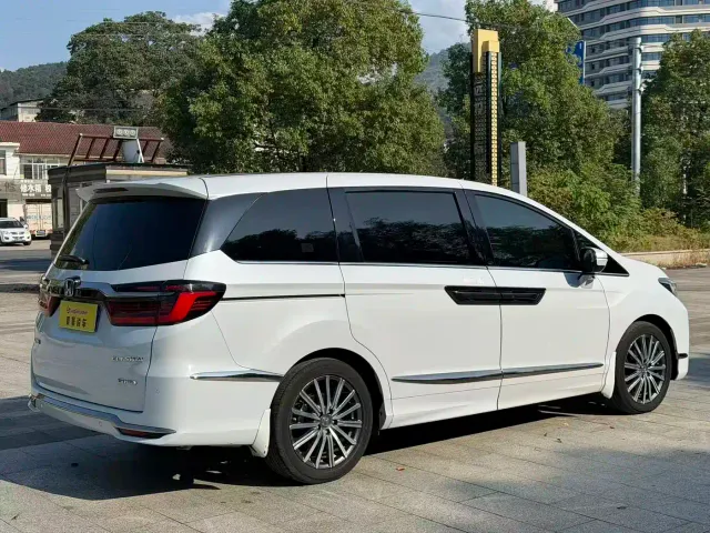 Honda Elysion — Фото автомобиля 3