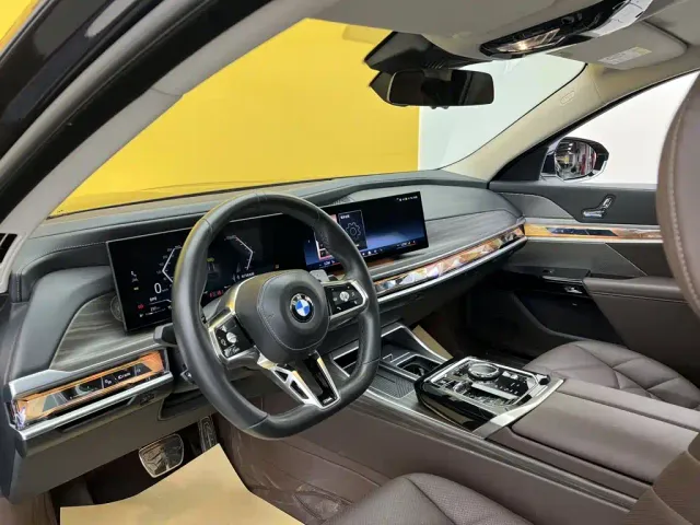 BMW 7 Series — Фото автомобиля 24