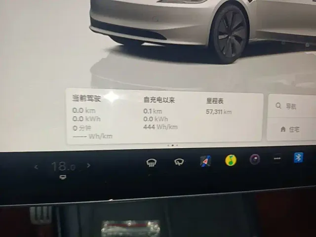 Tesla Model 3 — Фото автомобиля 11
