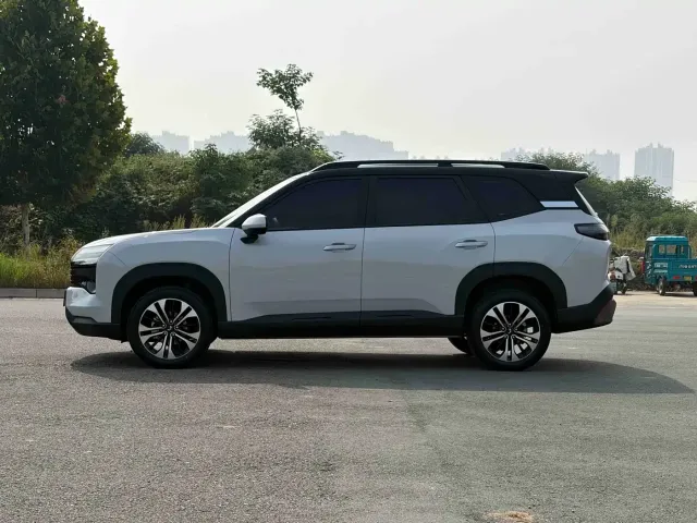 Wuling Motors Starlight 560 2025 Model Gasoline Version 5-seater — Фото автомобиля 4