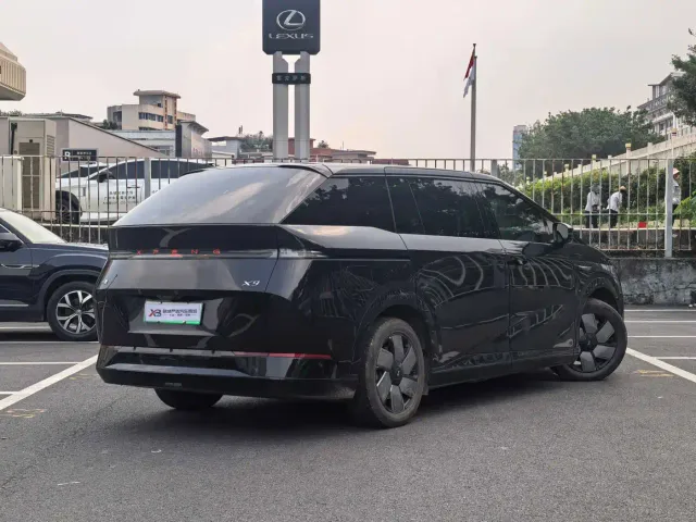 Xpeng X9 — Фото автомобиля 3