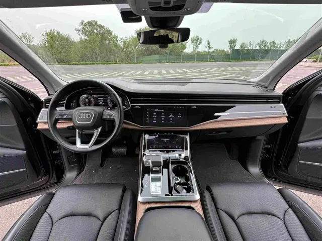 Audi Q7 — Фото автомобиля 9